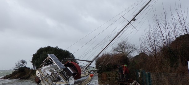 tempête de février: Arradon, le voilier de notre client est sur un parking….