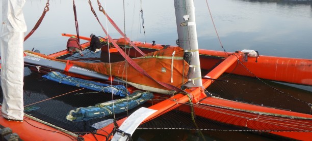 Trimaran « My Way » revient se faire une beauté, une grue de 75 t pour la mise à terre