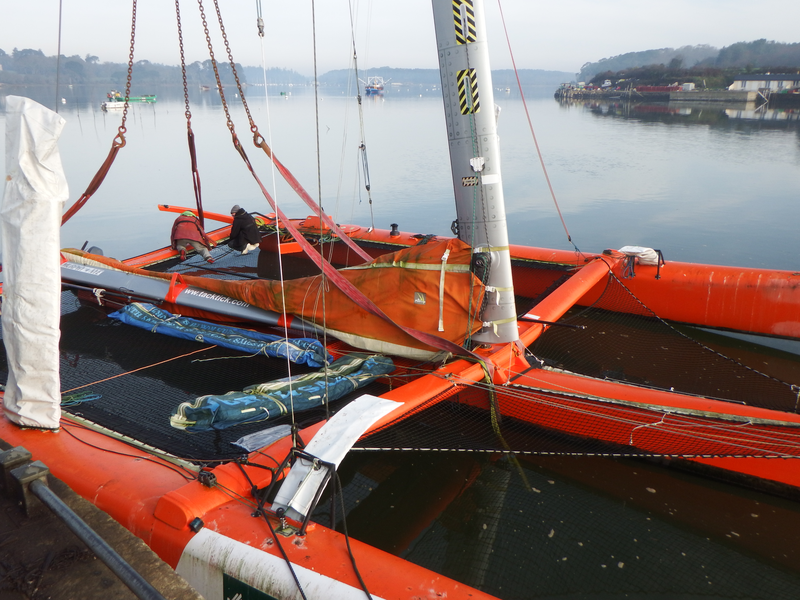 Trimaran « My Way » revient se faire une beauté, une grue de 75 t pour la mise à terre