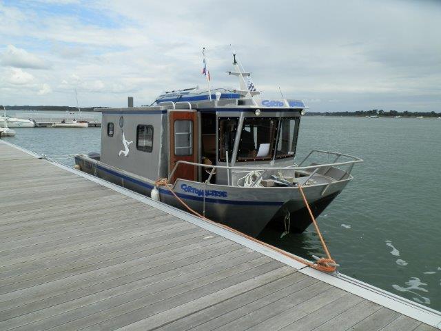 Catamaran à moteurs